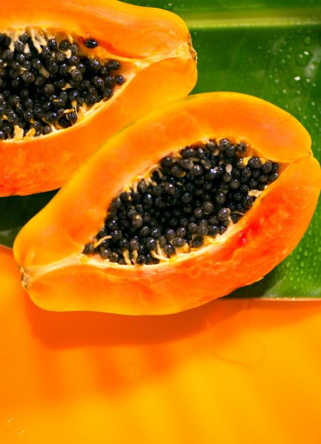 La papaína, una enzima derivada de la papaya, ayuda a renovar la piel y mejorar su textura.